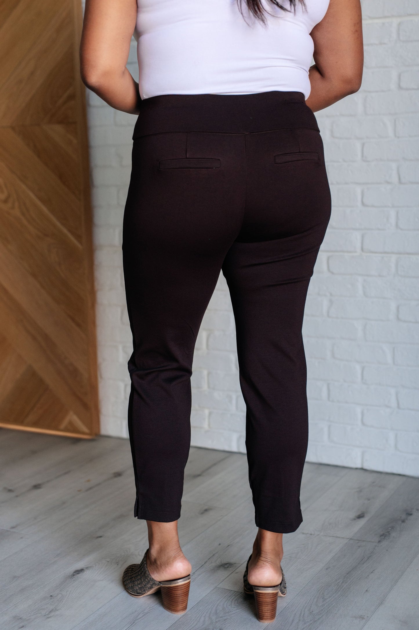 Magic Ankle Crop Skinny Pants in Chocolate Ave Shops